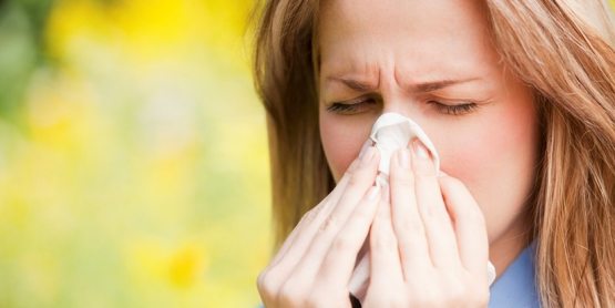 Аллергия ва кононавирусдаги томоқ қичишини қандай фарқласа бўлади?