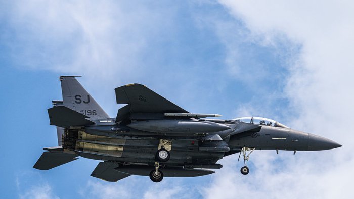 AQSh urib tushirilgan F-15 uchuvchisi bo‘lishi mumkin bo‘lgan Eron hududlarini o‘qqa tutmoqda