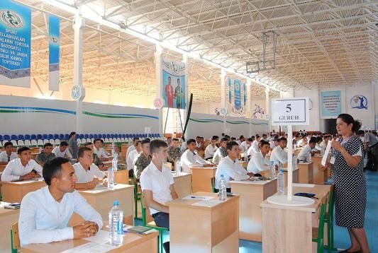 U qolini uning etagiga qoydi