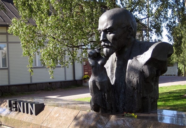 Финляндия НАТОга аъзо бўлгани учун Ленин ҳайкалини бузади