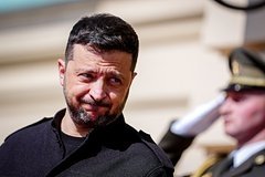 Макрон Зеленскийнинг юзидан ўпиб хайрлашди