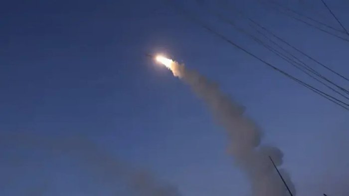 Эрон ўз ҳаво ҳудудида ракета ва дронларни уриб туширди