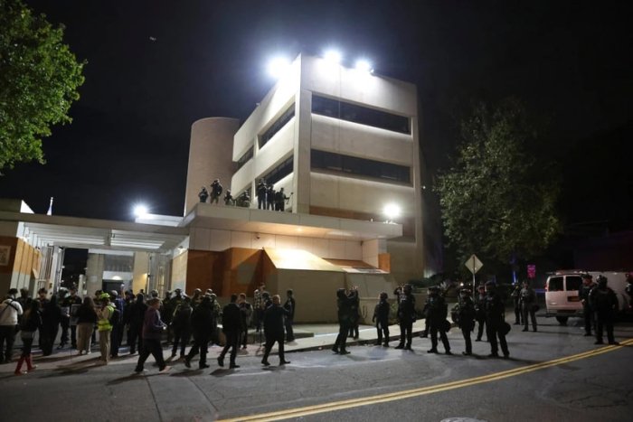 Chiroyli qizni guruh jinsiy aloqa qilishga kondirishdi.