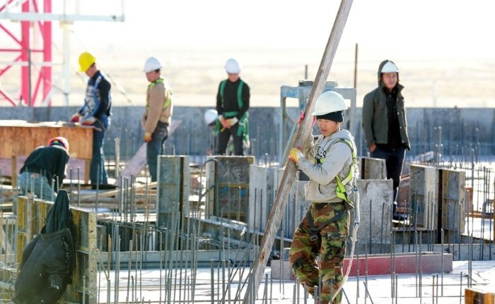 «Худди қуллардек» — КХДРлик ишчилар Россияда даҳшатли шароитда меҳнат қилмоқда