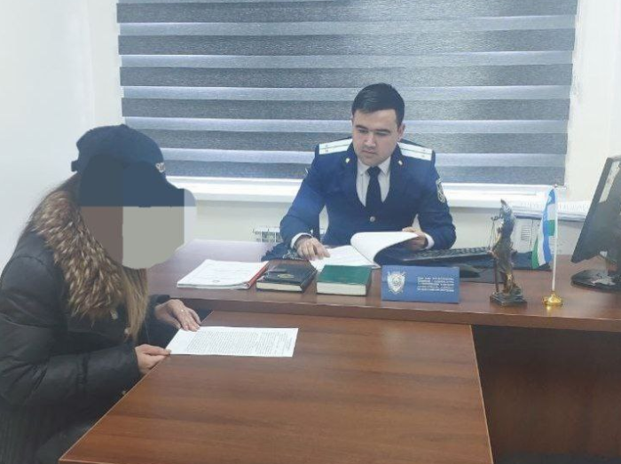 Она ўз фарзанди билан уйга киритилди