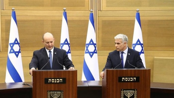 Исроил собиқ бош вазирлари Яир Лапид ва Нафтали Беннет парламент сайловлари олдидан Нетаняҳуга қарши бирлашди