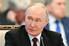 Путин Руминиядаги уйга қулаган дрон Украинага тегишли бўлиши мумкинлигини айтди