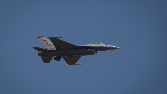 Пентагон: "АҚШ F-16 самолётлари бу йил Украинада бўлишига умид қилмоқда"