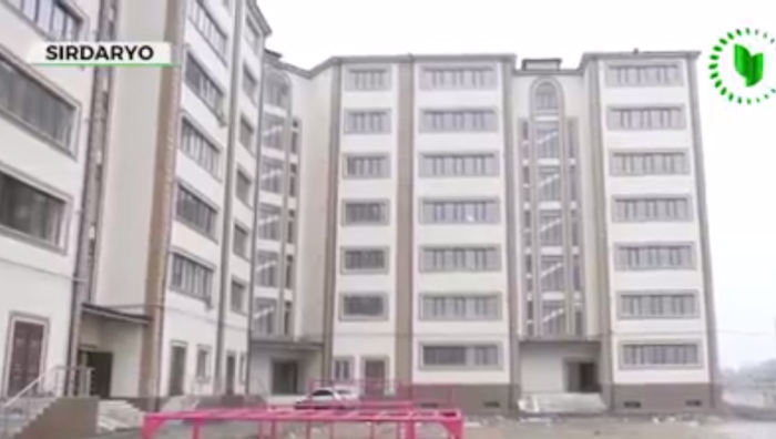 Sirdaryoda aholiga topshirilgan 7 qavatli uylarning tomiga beton plita yotqizilmagani ma’lum bo‘ldi (VIDEO)