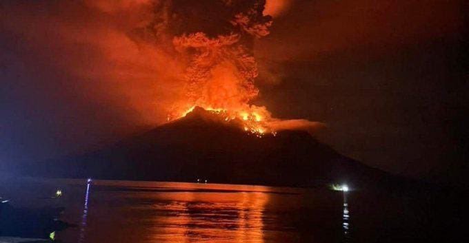 Индонезияда Руанг вулқони отилишни бошлади