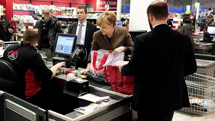 Tirbandlik, supermarketda xarid, aravacha — Angela Merkelning kanslerlikdan keyingi birinchi kuni qanday o‘tdi? (FOTO)