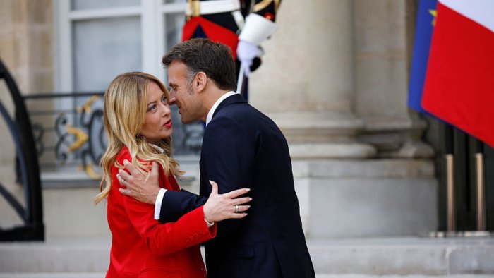 Италия ОАВлари Макроннинг Жоржа Мелони билан учрашувдаги ҳаракатларини кескин танқид қилди