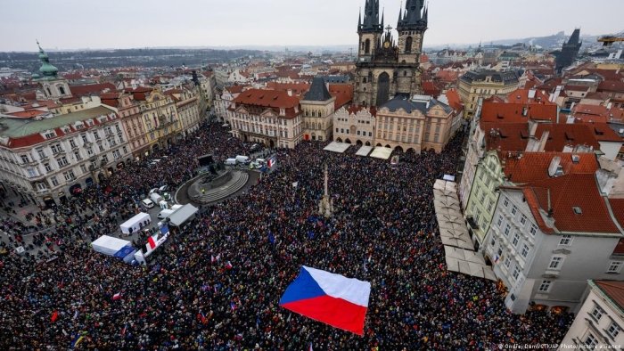 Чехия пойтахтида минглаб одамлар мамлакат президентини қўллаб-қувватлаб, митингга чиқди