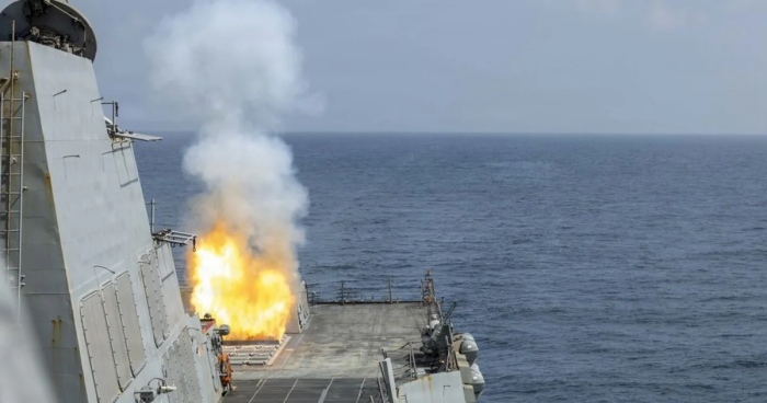 Теҳрон Эрон кемасини қўлга олганидан кейин АҚШ ҳарбий кемаларига ҳужум қилди