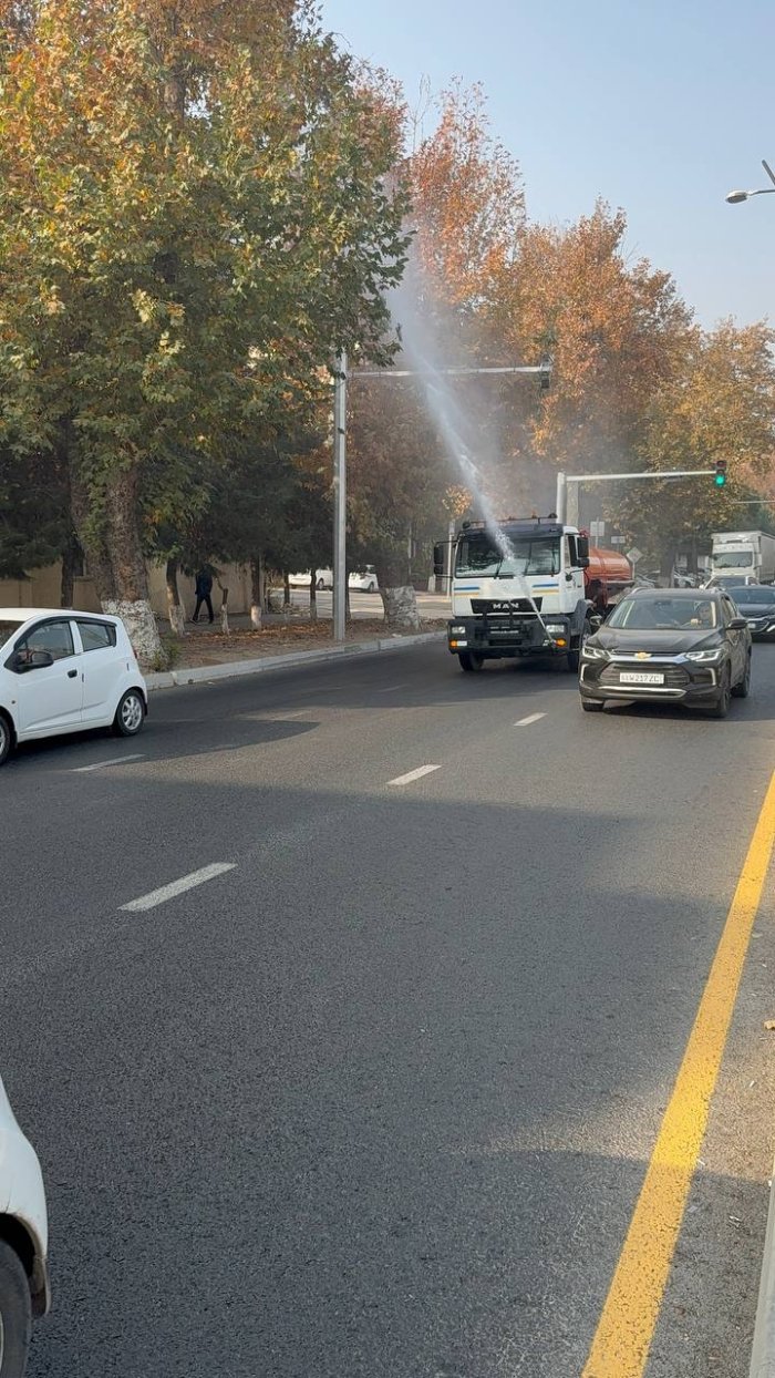 Toshkentda maxsus texnikalar yordamida asosiy ko‘chalarga suv sepilmoqda