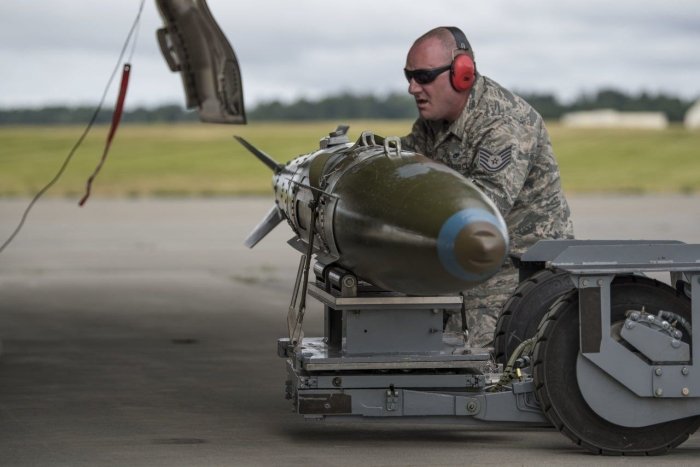 АҚШ Украинага JDAM авиабомбаларини сотиш бўйича эҳтимолий келишувни маъқуллади