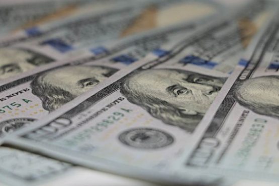 AQSh dollarining rasmiy kursi yana pasaydi