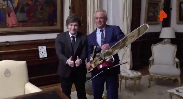 Аргентина президенти Хавер Милей АҚШ вазирини олтин бензин арра билан кутиб олди — сиёсатда янги рамз!