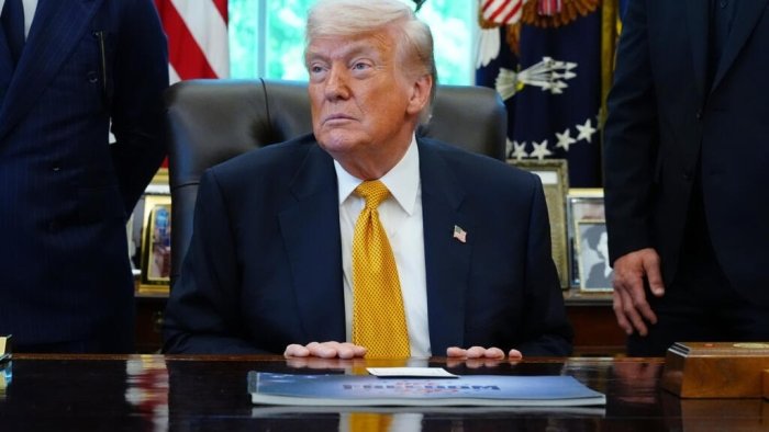 Трамп сунъий интеллект моделларини чиқаришдан олдин давлат текширувидан ўтказиш ҳақидаги фармонни имзолади