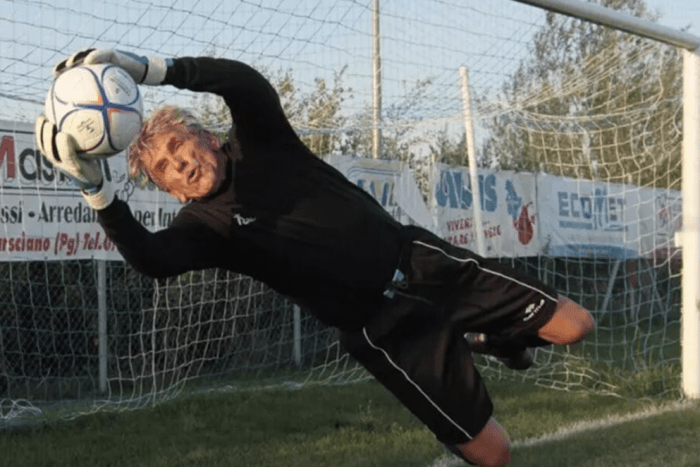 82 yoshli darvozabon futbolga qaytmoqchi