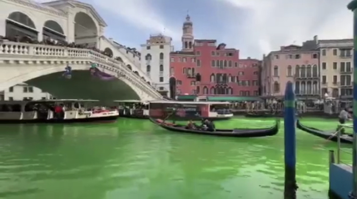 Venesiyadagi Grand-kanalda suv yashil rangga bo‘yaldi