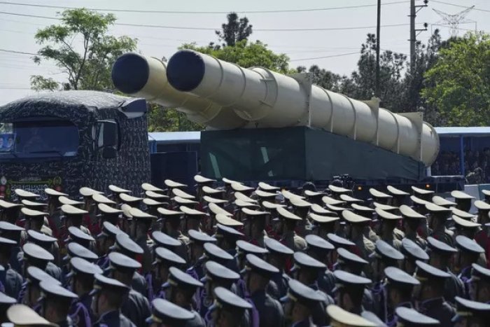 Raketalar, torpedalar, S-300. Eron harbiy parad o‘tkazdi