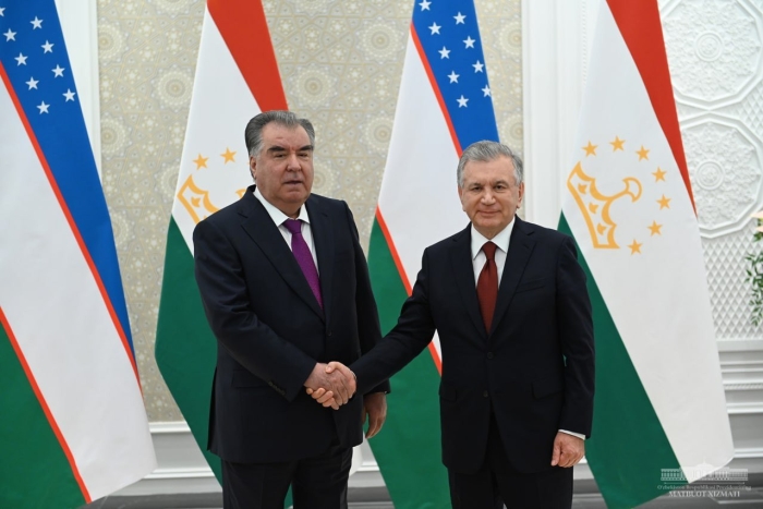 Emomali Rahmon va Shavkat Mirziyoyev telefon orqali muloqot qildi Emomali Rahmon va Shavkat Mirziyoyev telefon orqali muloqot qildi