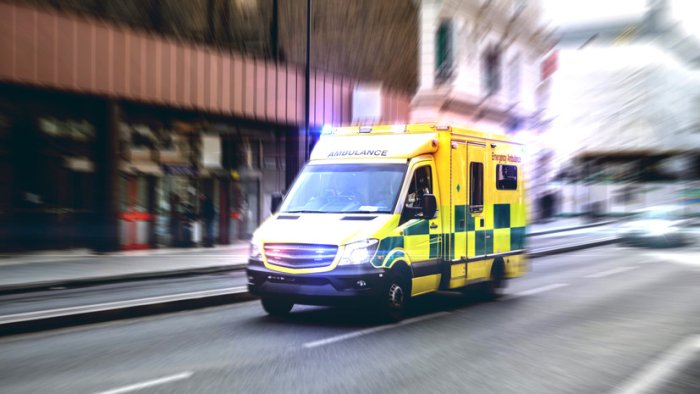 Лондонда икки қаватли автобуслар тўқнашди: Бири театр биносига бориб урилди