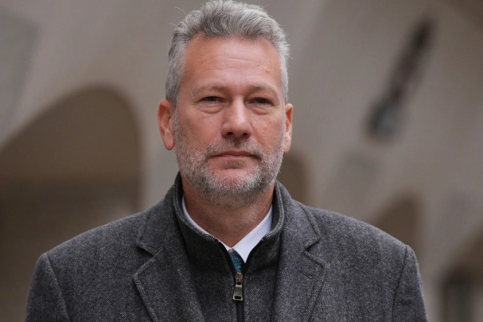 Британия партияси раҳбари Россиядан пора олгани учун қамалди