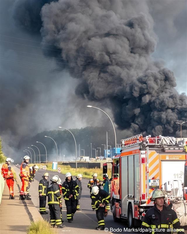 Germaniyaning Gamburg portida o‘t o‘chiruvchilar 16 soatdan ortiq vaqt davomida yong‘in bilan kurashmoqda — Deutsche Welle 