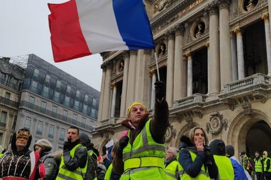 Парижда «сариқ нимчалилар»нинг полиция билан тўқнашувлари бошланди