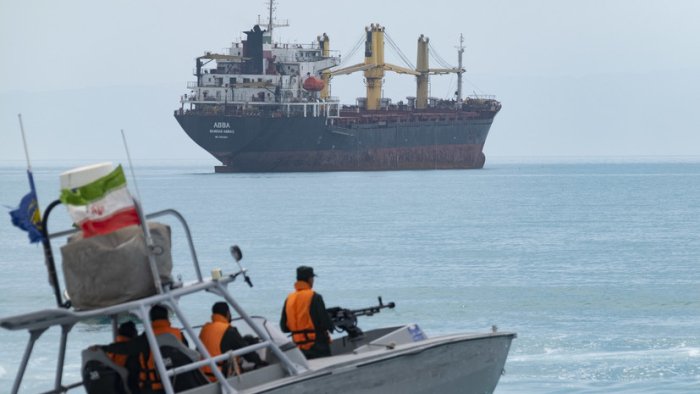 Трамп Эроннинг кема қатновини чеклаш эҳтимолига муносабат билдирди