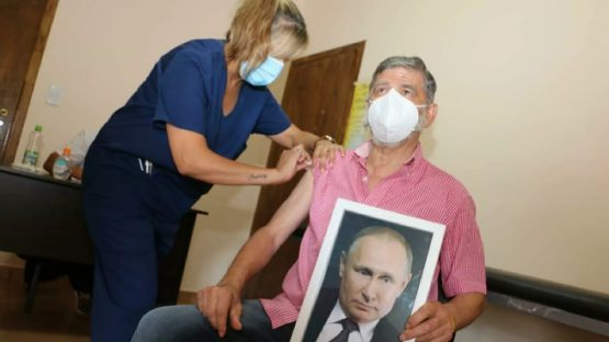 Argentinalik qariya Putinning portreti bilan koronavirusga qarshi emlandi