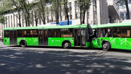 Olma-otada ikki yo‘lovchi avtobusi to‘qnashib ketdi