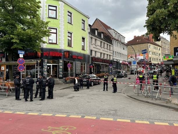 Гамбургда полицияга ҳужум қилган шахс бензин бомбасини олиб юрган