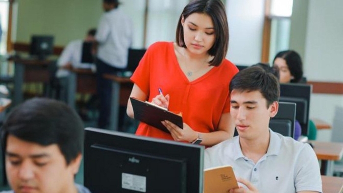 Styuardessa dumbasini burab qo‘ydi Chiroyli oq dumba bilan porno