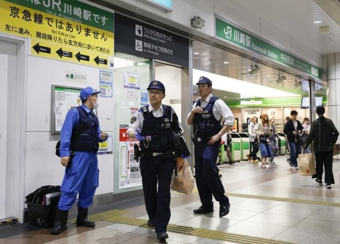 Tokio atrofidagi poyezdda kimyoviy modda sepilishi oqibatida 13 dan ortiq kishi jabrlandi