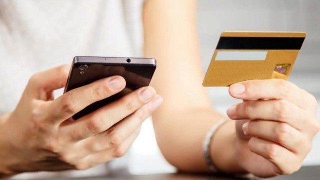 Farg‘onalik 2003 yilda tug‘ilgan yigit Namangandagi fuqaroning kartasidan 92 mln so‘m o‘g‘irladi
