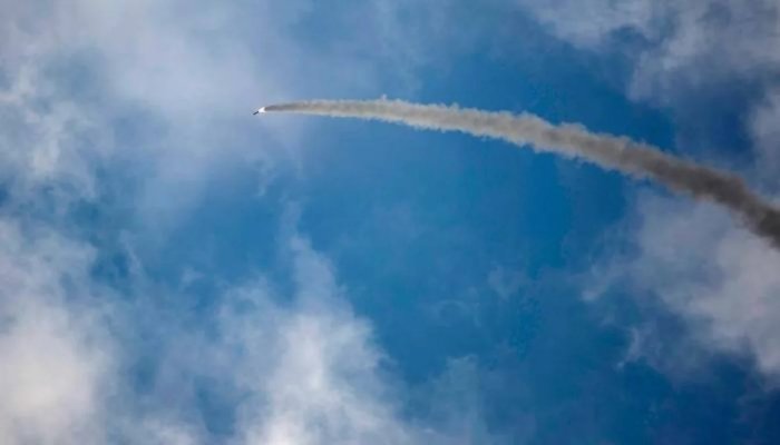 Эрон Баҳрайндаги АҚШ ҳарбий объектларига зарбалар берилганини даъво қилди