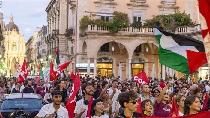 Минглаб одамлар Италияда Фаластин ва Global Sumud флoтилиясига қўллаб-қувватлаш учун намойишга чиқди