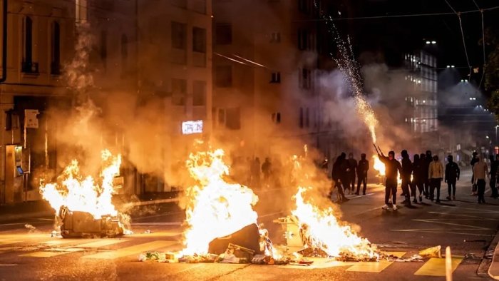 Швейцарияда полициядан қочишга уринган ўсмирнинг ҳалокати сабабли норозилик намойишлари давом этмоқда
