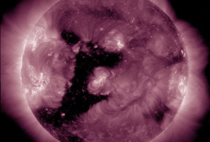 Қуёшда узунлиги қарийб 1 млн км бўлган йирик тождор тешик аниқланди