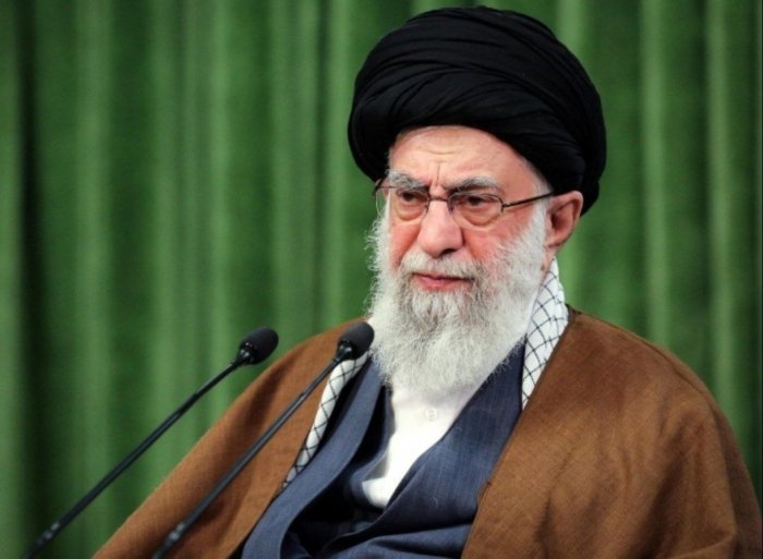 Oyatulloh Xominaiy kuchli bosim ostida qoldi