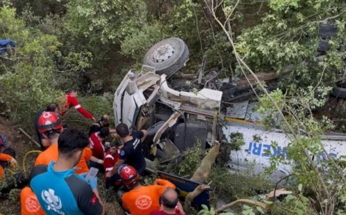 Turkiyada yong‘inni o‘chirish vaqtida suv yuk mashinasi jarlikka qulab tushishi natijdasida uch kishi halok bo‘ldi