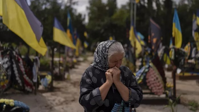 "Tez orada hammasi tugaydi". Kiyevliklar Zelenskiyga hujum qilishdi