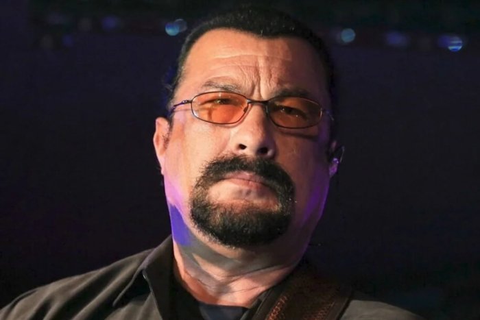 Стивен Сигал Россия фуқаролигини олгач, АҚШдаги барча мулкларини сотди (фото)