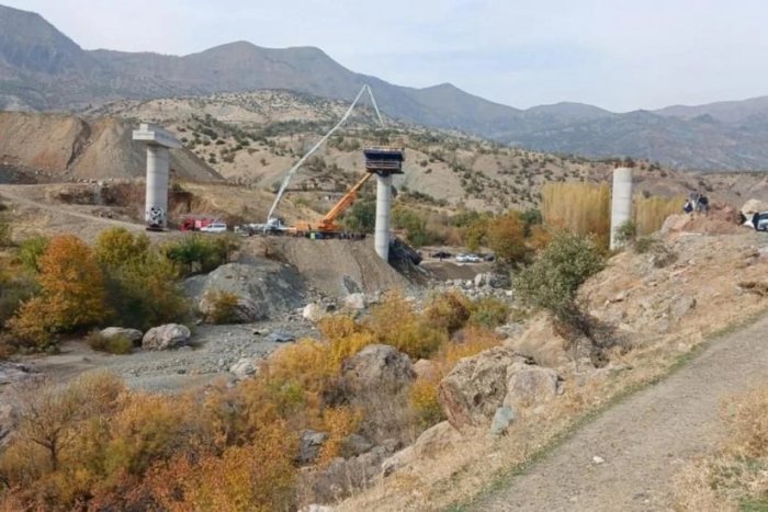 Ko‘prik qurilishi maydonchasi qulashi oqibatida uch kishi halok bo‘ldi