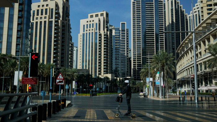 БААдаги россиялик сайёҳлар муаммога дуч келди: Меҳмонхоналарни бўшатиш талаб қилинмоқда