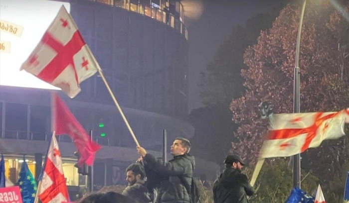  Грузия пойтахтида Евроиттифоқ тарафдорлари норозилик намойишлари бошланганининг бир йиллигида ҳукуматга қарши юришлар ўтказилди 