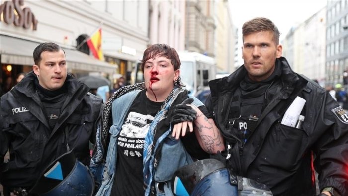 Irlandiyalik ayol Falastin mitingida Berlin polisiyasining harakatlari haqida gapirdi
